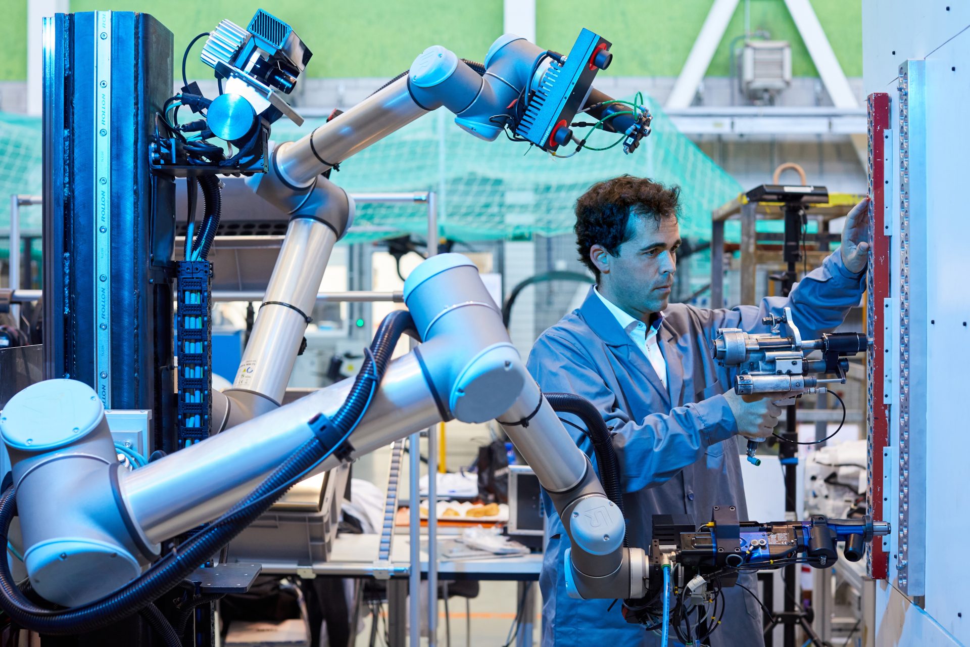 brazo robótico de Tecnalia, trabajadores de la tecnología de automatización, robótica y control mecatrónico