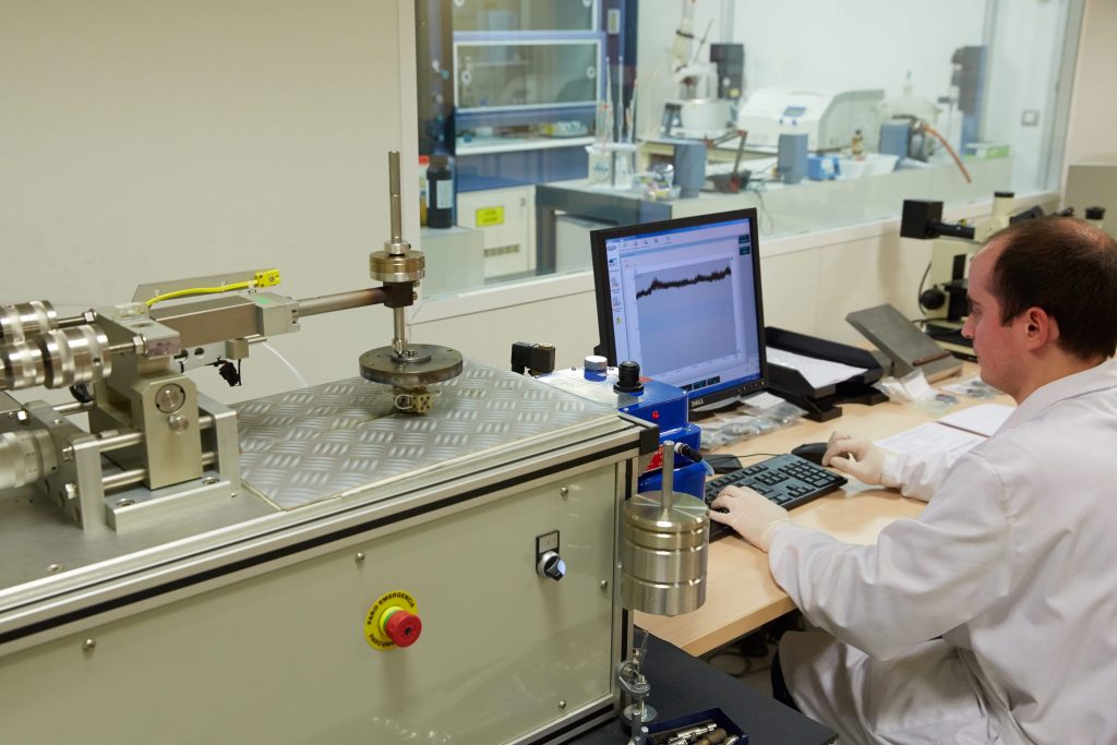 Ensayos de recubrimientos y tratamientos superficiales | Servicio de laboratorio