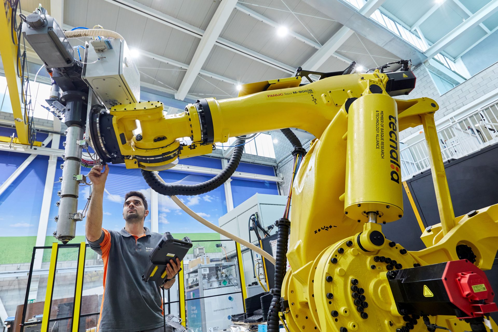 Imagen de un robot de la planta de procesos productivos inteligentes de TECNALIA