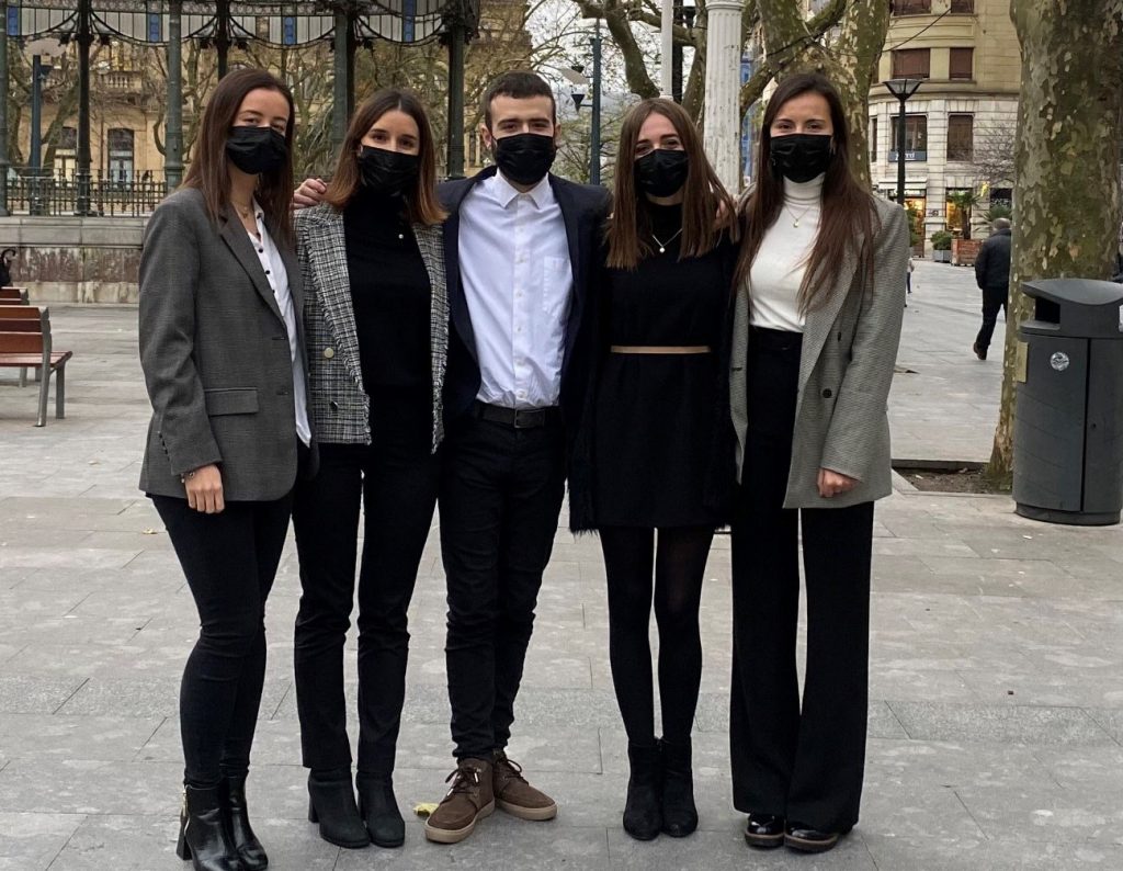 Los estudiantes Eider Albarracín, Imanol Aizpuru, Maider Dorronsoro, Ibone Urquiola y María Zubia
