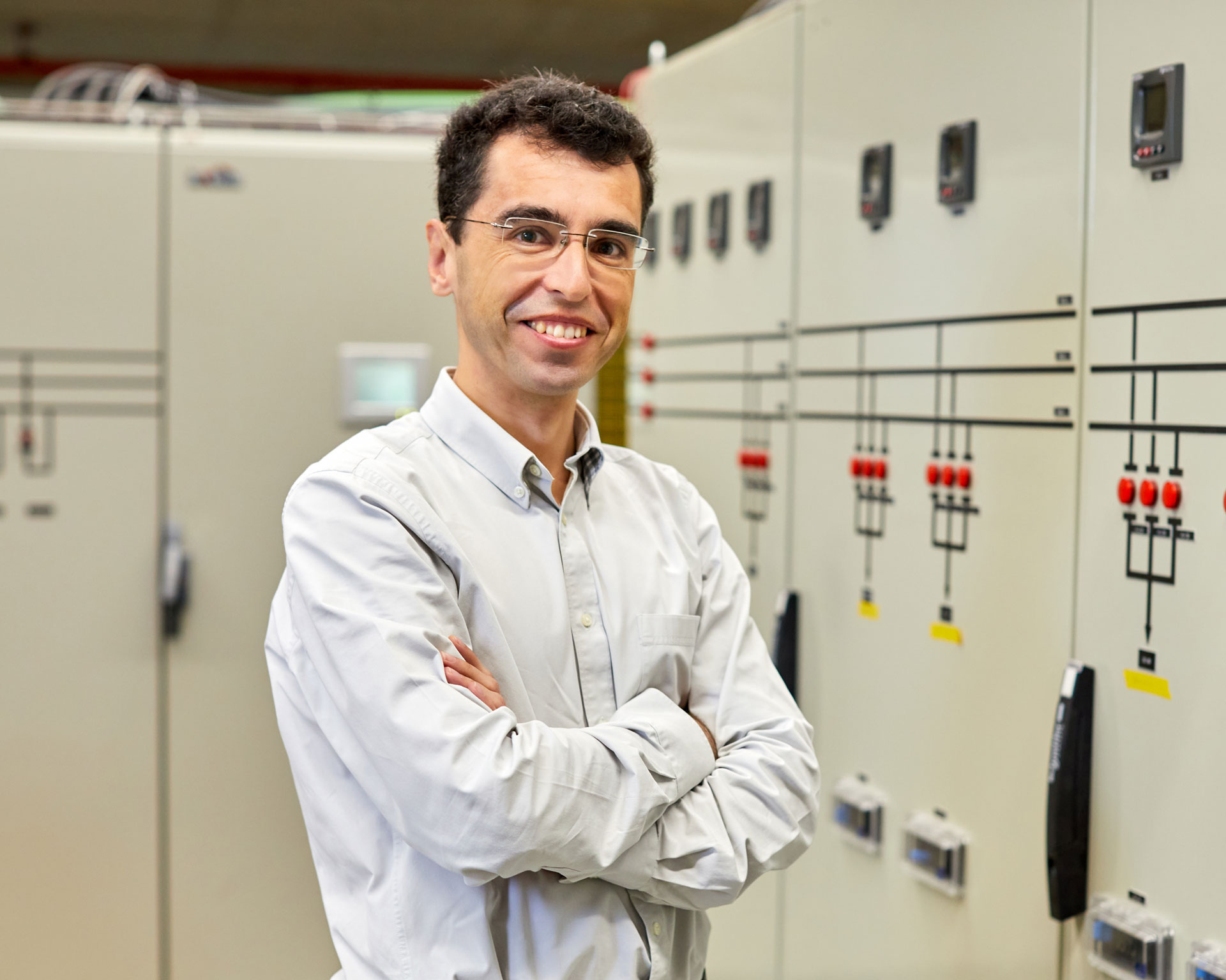 El investigador Salvador Ceballos en el laboratorio de microrredes de TECNALIA