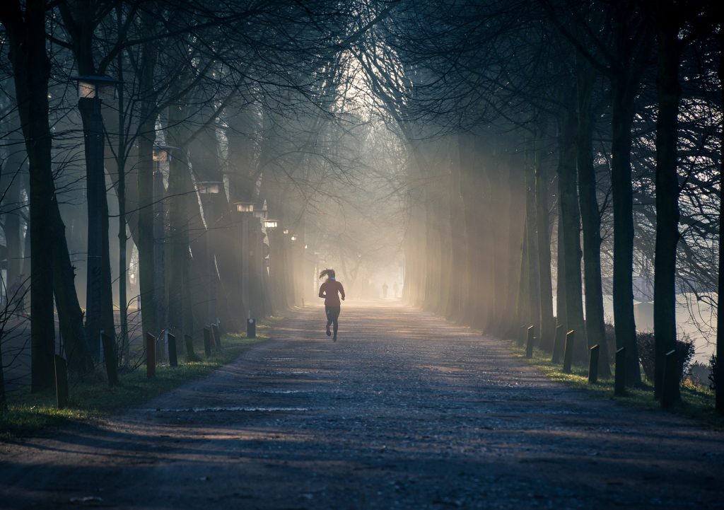 Mujer corriendo por el parque