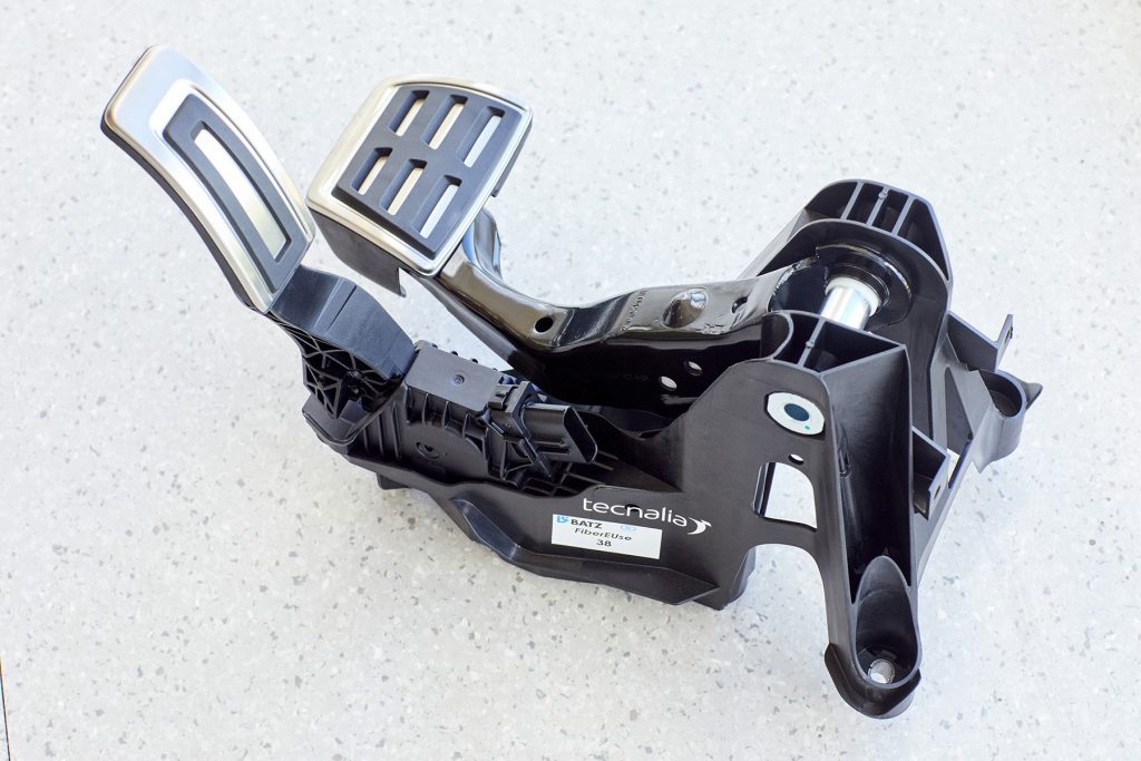 Pedal en plástico reforzado