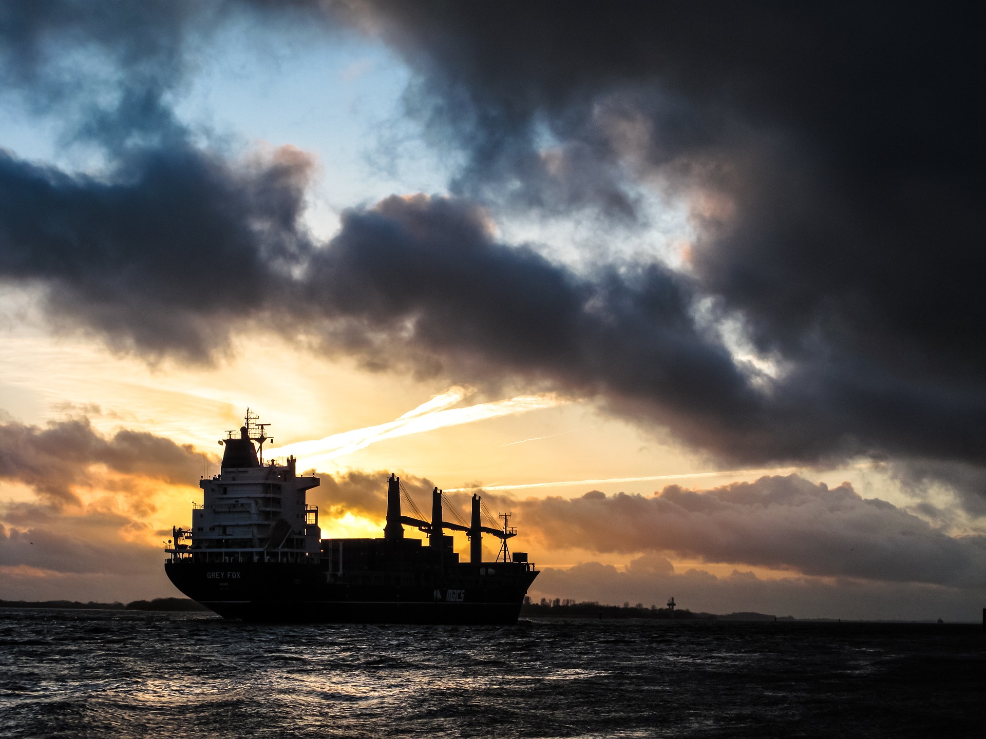 Barco en alta mar