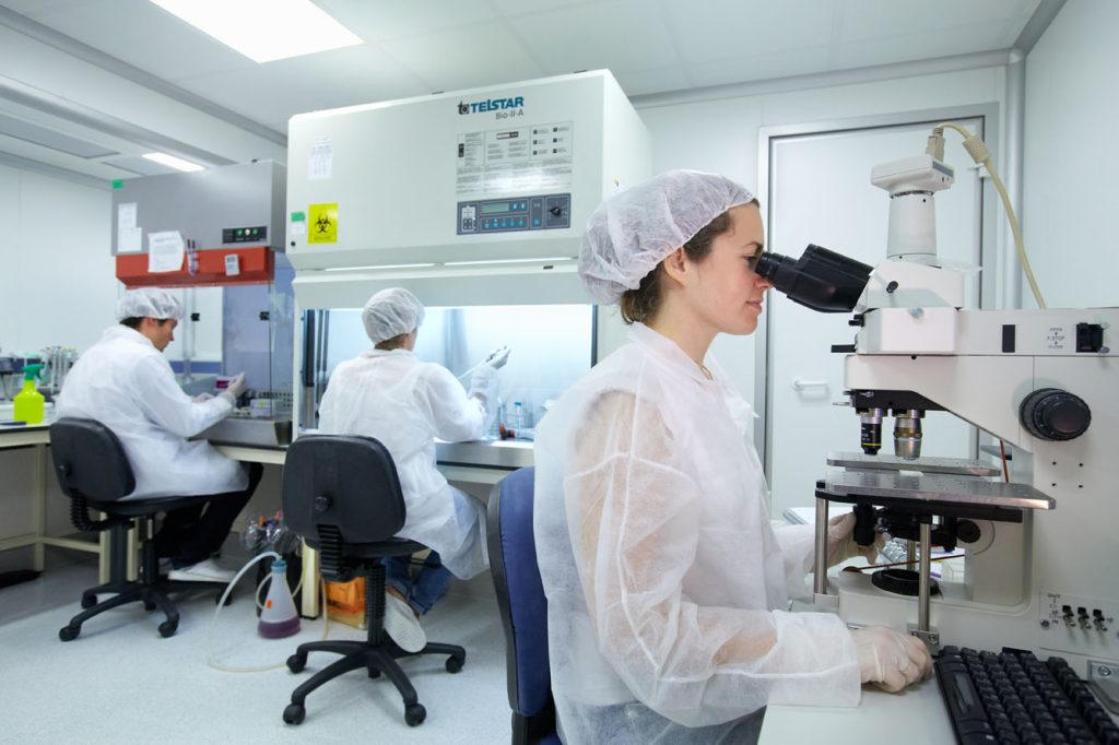 Sistemas de diagnóstico más rápidos, fiables, sensibles y económicos. Herramientas de gestión de datos que aceleren las decisiones sanitarias y faciliten el tratamiento de los pacientes