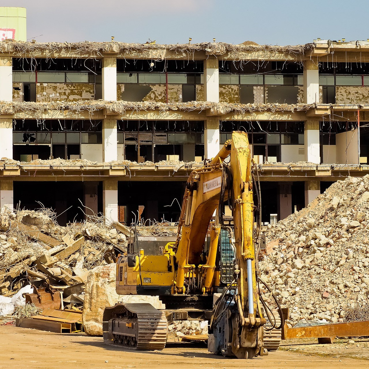 Demolición de un edificio con separación de residuos