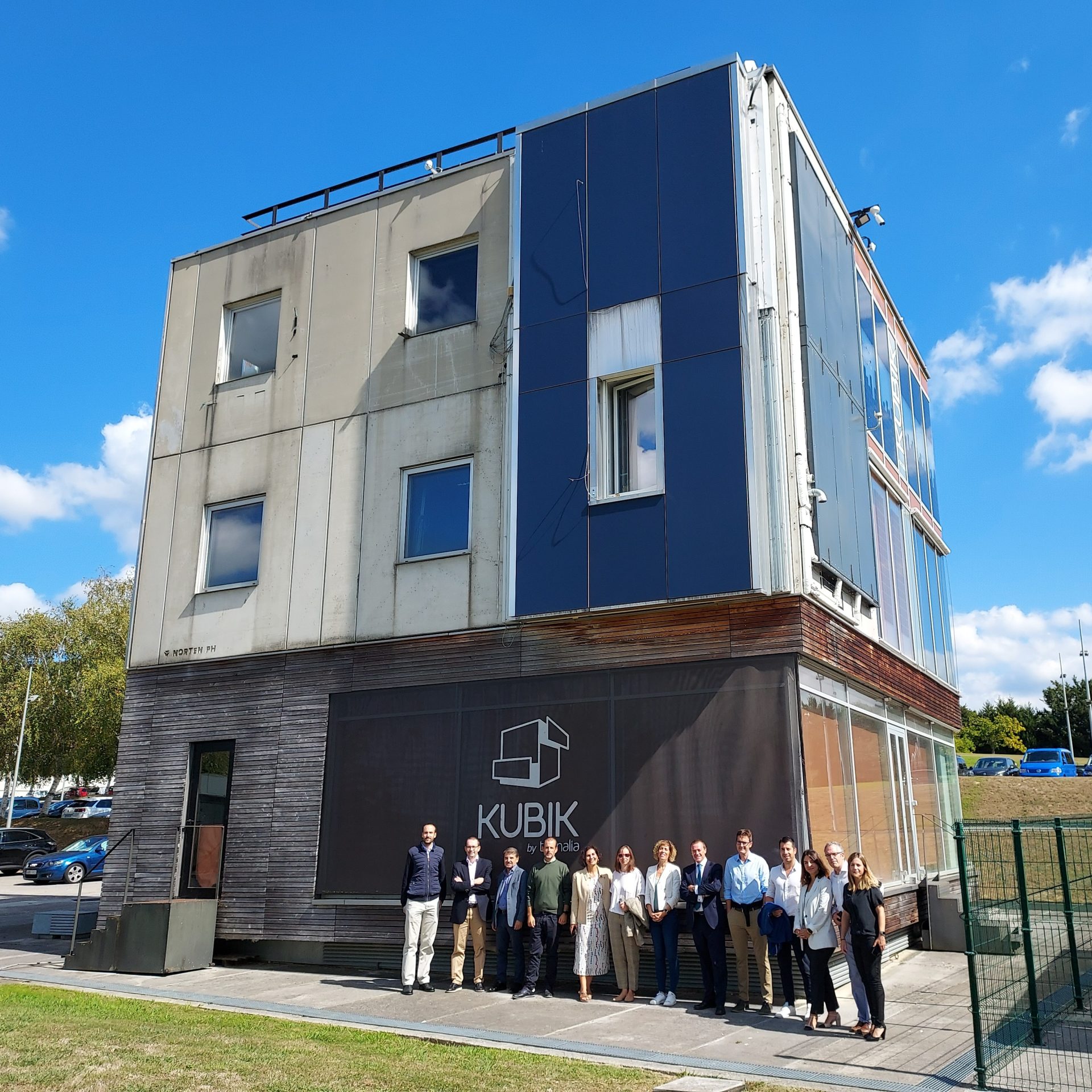 Visita de Sacyr a Tecnalia frente al edificio experimental Kubik