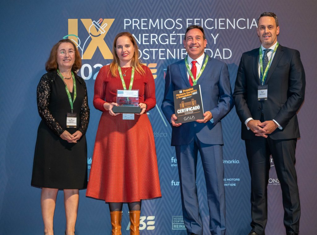 Elena Solana y Andoni Duque recogen el premio al plan de descarbonización de Mercedes-Benz Vitoria
