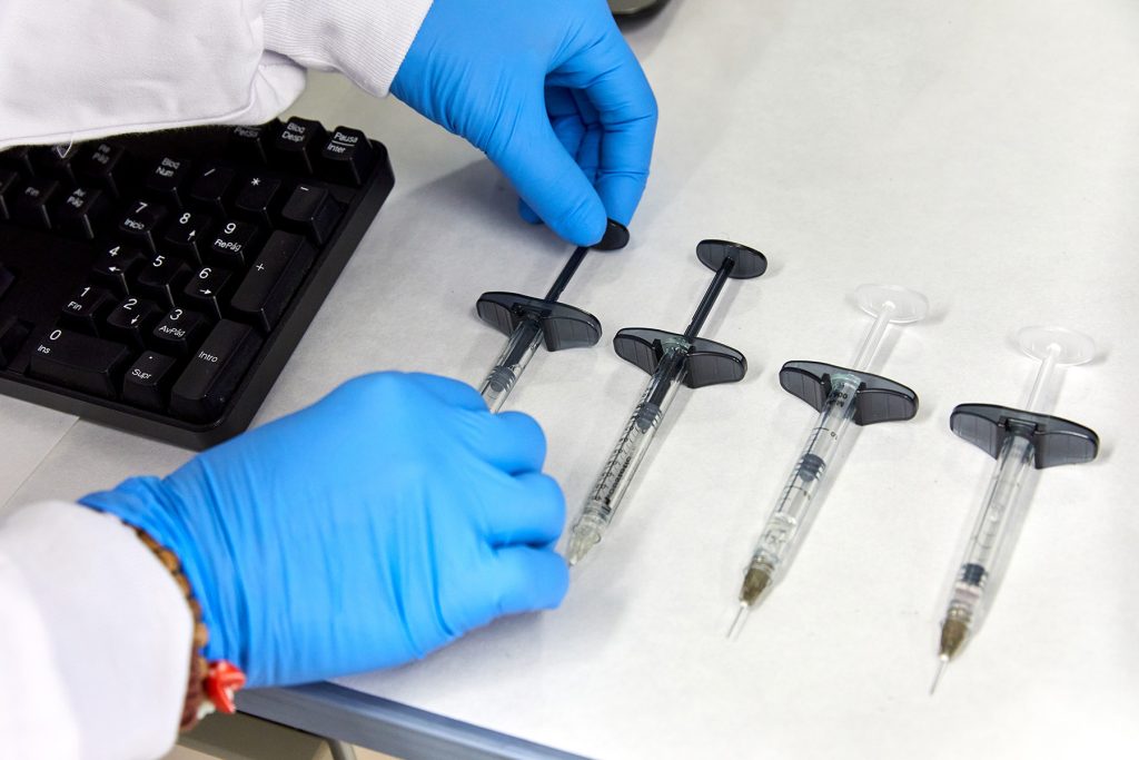 Ensayos jeringas industria médica