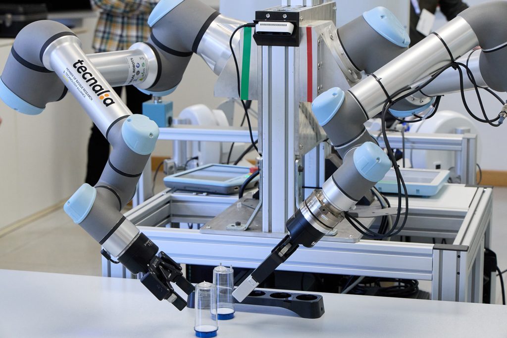 TraceBot-Mostrando-futuro-robótica-laboratorio