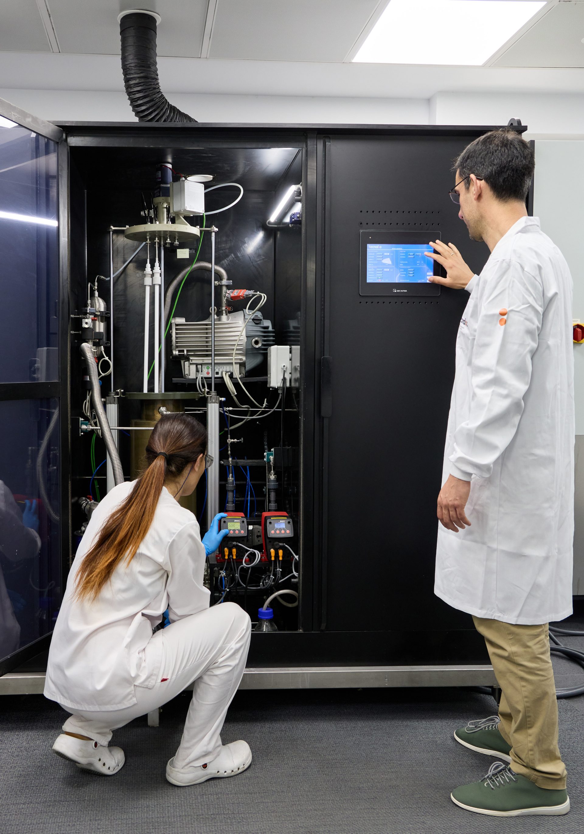 El hub europeo para avanzar en la tecnología de membranas. Equipo de tecnología de membranas trabajando.