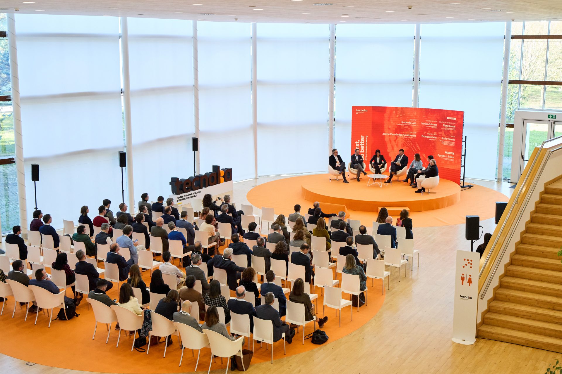 imagen del evento de socios de TECNALIA, una multitud de personas sentadas escuchando a conferenciantes.