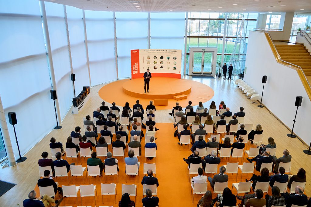 sala de conferencias en la los socios de tecnalia escuchan atentamente