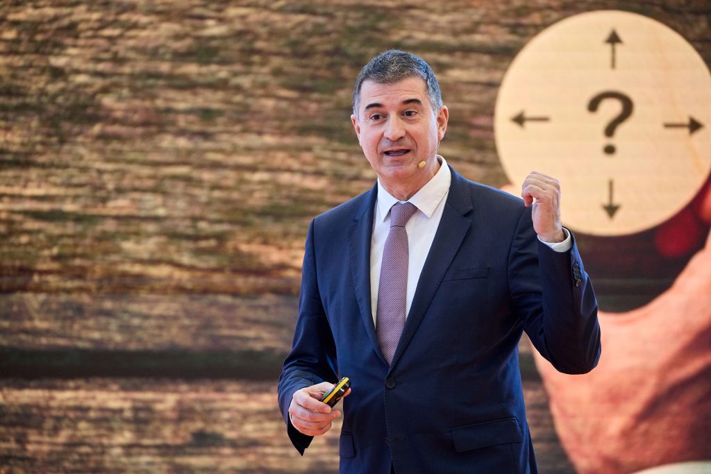 magen de Jesús Valero dando una conerencia, director de Tecnalia.
