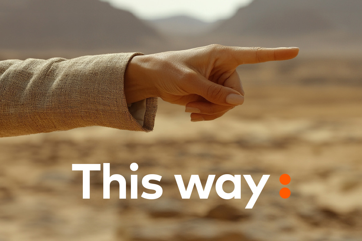 imagen de una mano señalando el camino representando la campaña de "Es por aquí" de TECNALIA