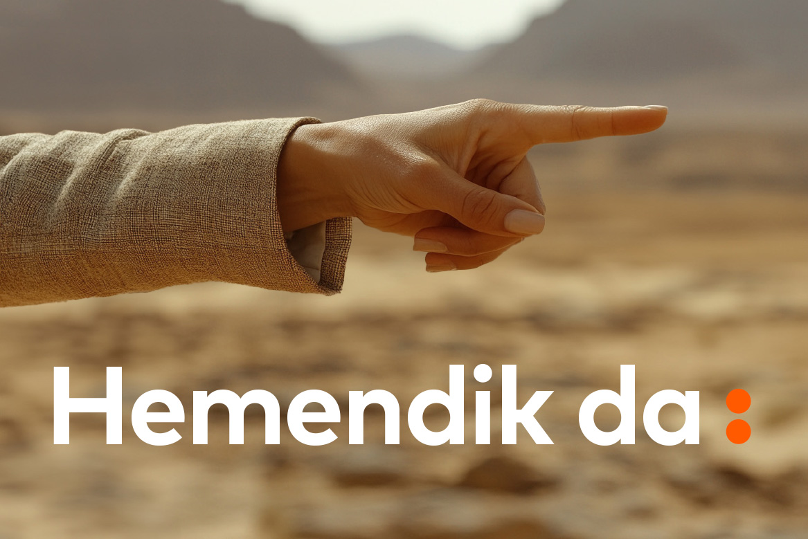 imagen de una mano señalando el camino representando la campaña de "Es por aquí" de TECNALIA