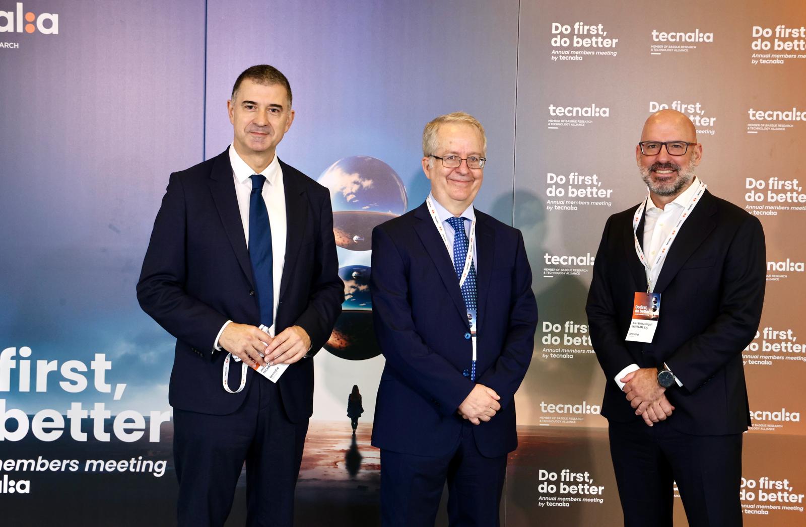Alex Belaustegui y Jesús Valero, Presidente y Director General de TECNALIA junto a Javier Fernández Aguado, Director de Mind Value